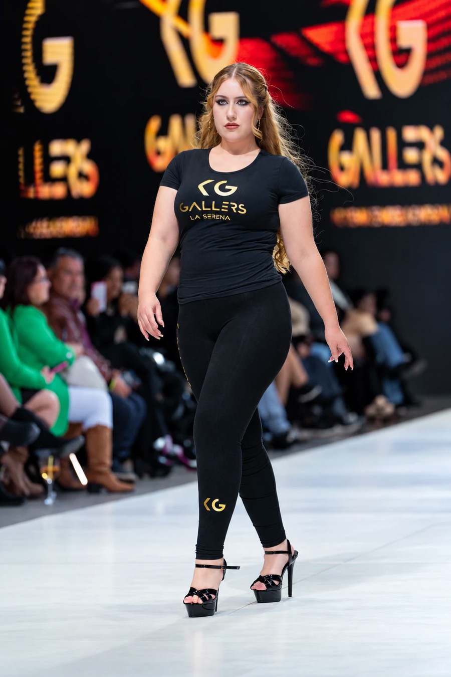 Alumna de Gallers La Serena desfilando en la pasarela, con público a los lados