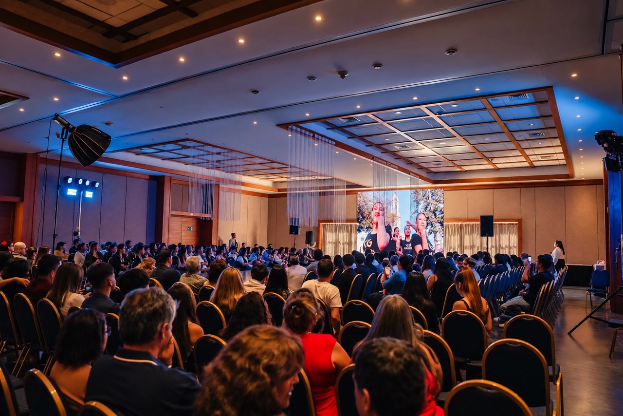 Salón de la gala de graduación lleno de familias mirando la pasarela