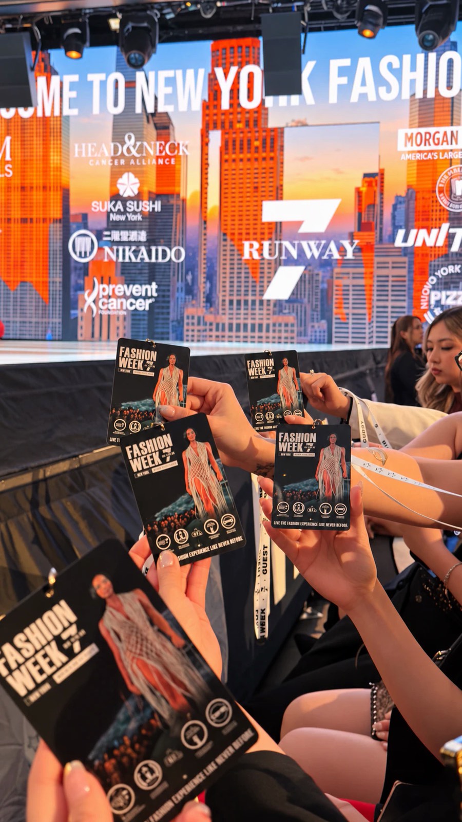 Alumnas de Gallers con sus credenciales de New York Fashion Week frente al escenario de Runway 7