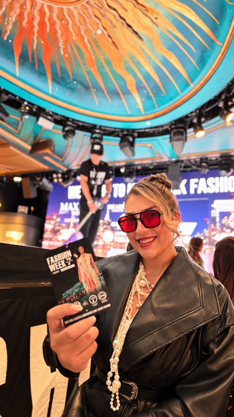 Integrante de Gallers con su credencial de New York Fashion Week dentro del recinto del desfile