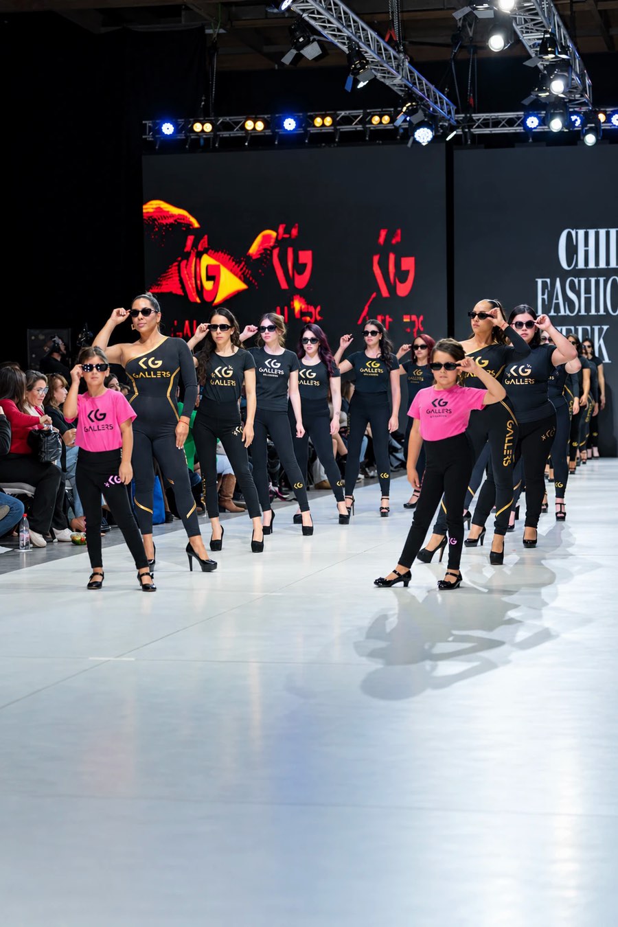 Alumnas de Gallers, desde Kids hasta Adultos, desfilando en Chile Fashion Week
