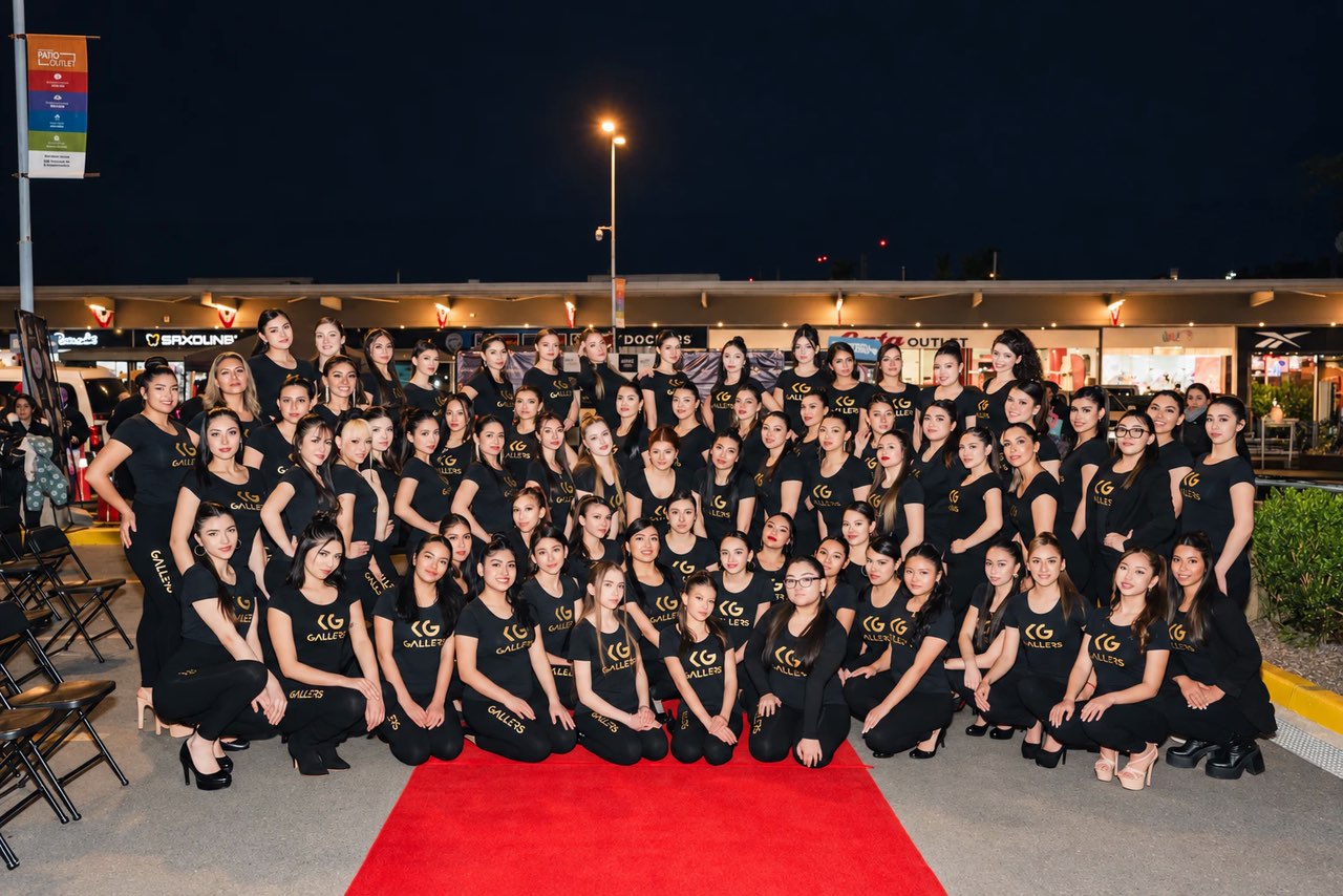 Más de setenta alumnas de Gallers con la polera de la academia sobre una alfombra roja después de un desfile
