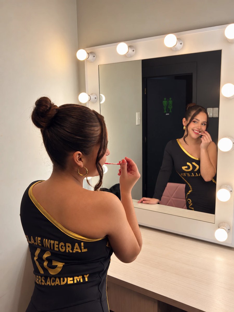 Alumna de Gallers con el uniforme de la academia retocándose frente a un espejo de camarín
