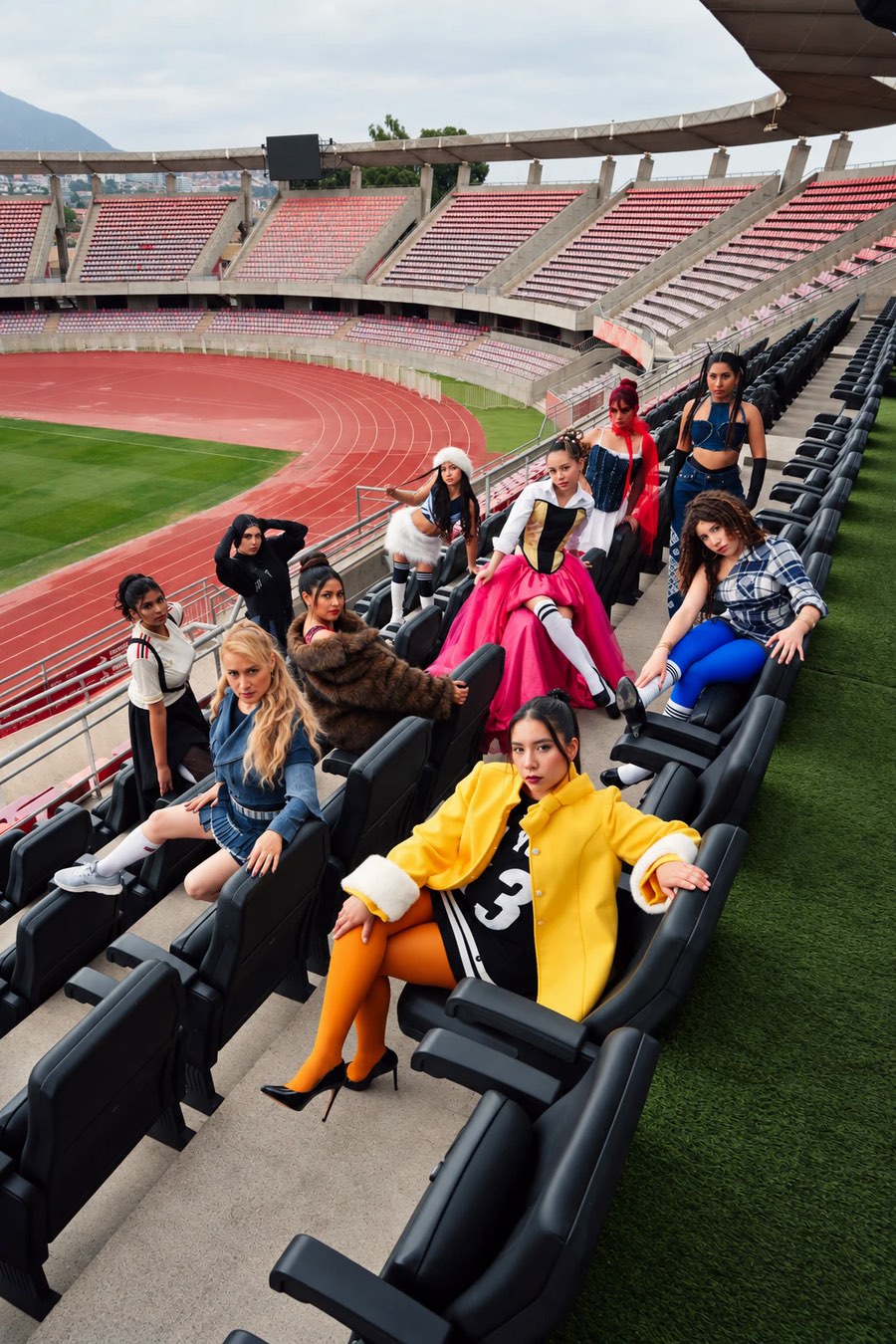 Alumnas de Gallers posando con ropa de estilismo en las graderías del Estadio La Portada