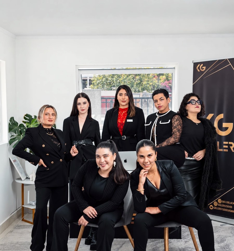 El staff oficial de Gallers Academy, siete profesionales vestidas de negro en la sede de La Serena